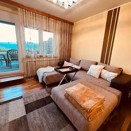 Almblick In Ruhiger Lage